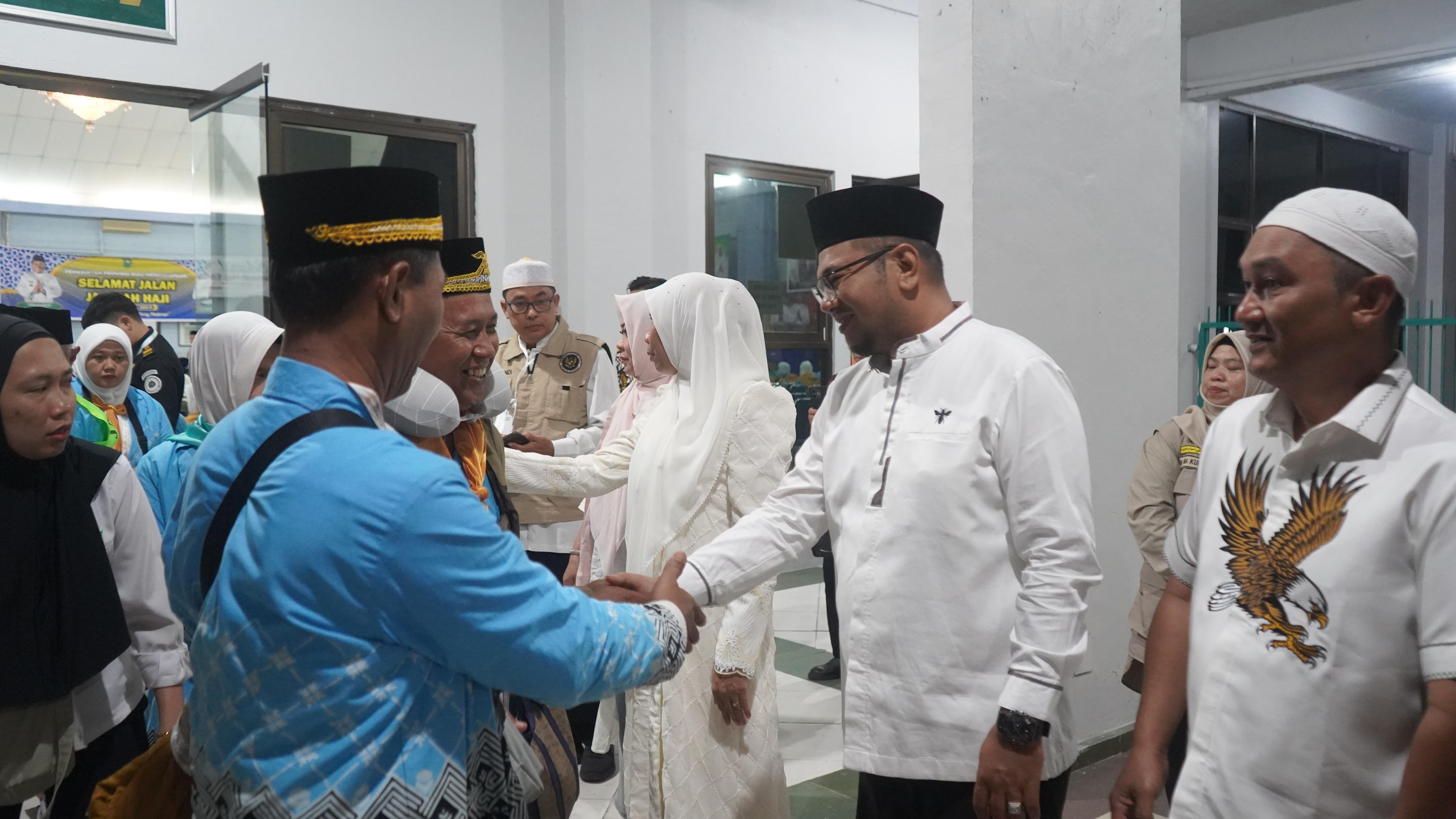 Ketua DPRD Inhil Hadiri Pelepasan Jemaah Haji Kloter XI Embarkasi Batam