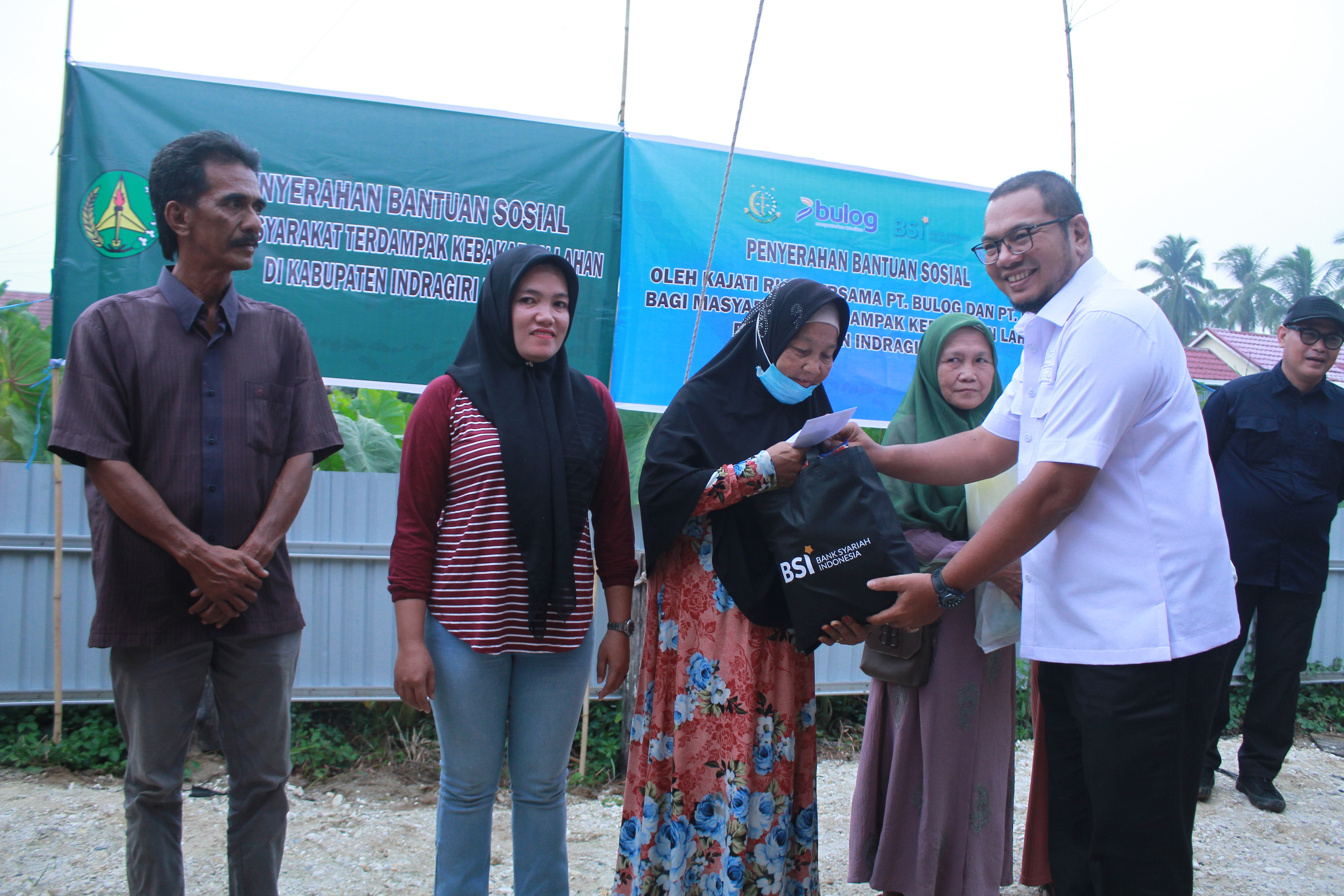 Ketua DPRD Inhil Iwan Taruna Hadiri Penyerahan Bantuan Sosial bagi Korban Kebakaran di Parit 19 Tembilahan