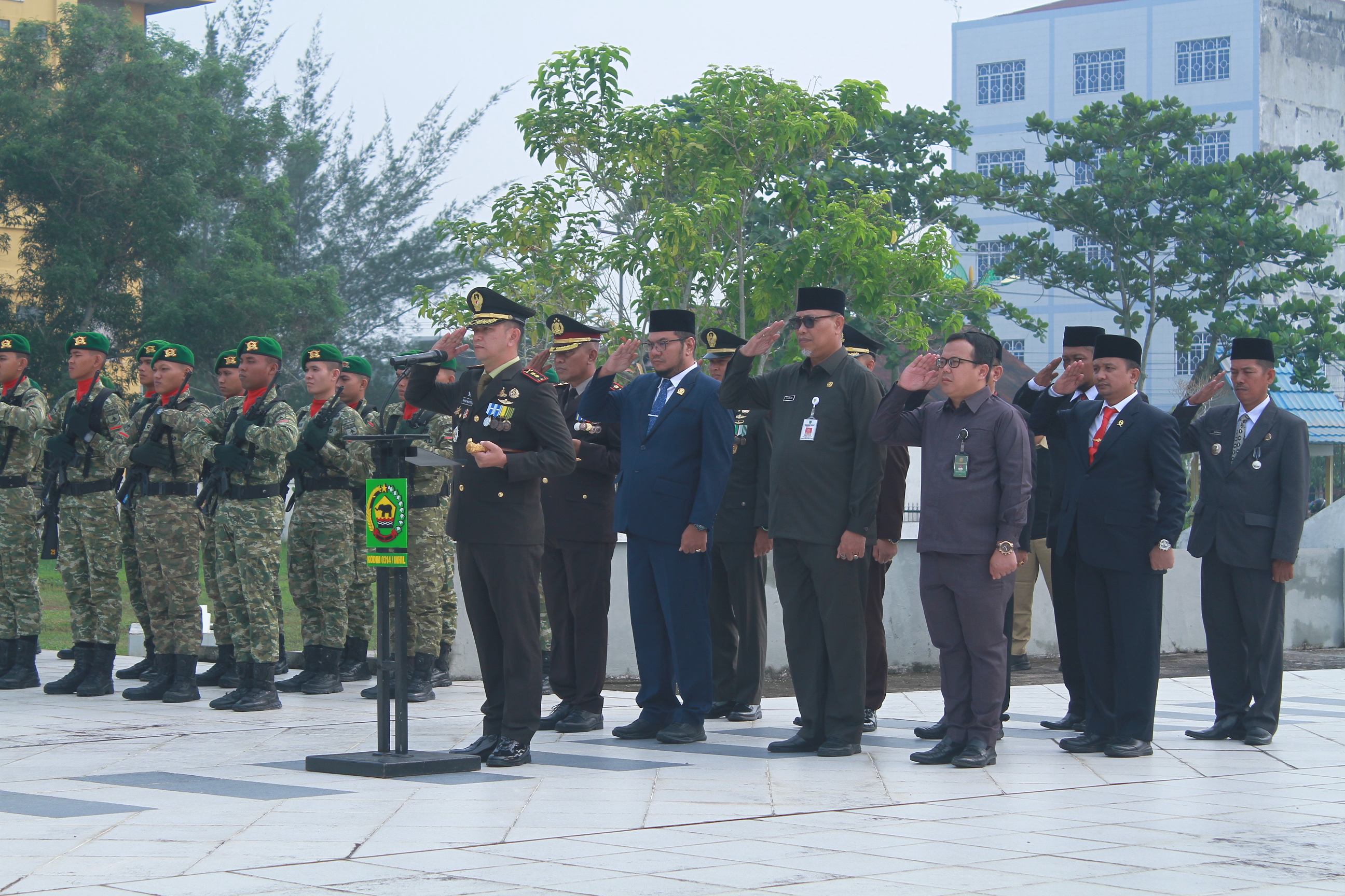 Ketua DPRD Inhil Iwan Taruna Ikuti Upacara Ziarah Nasional Peringatan HUT ke-81 TNI di TMP Yudha Bhakti Tembilahan