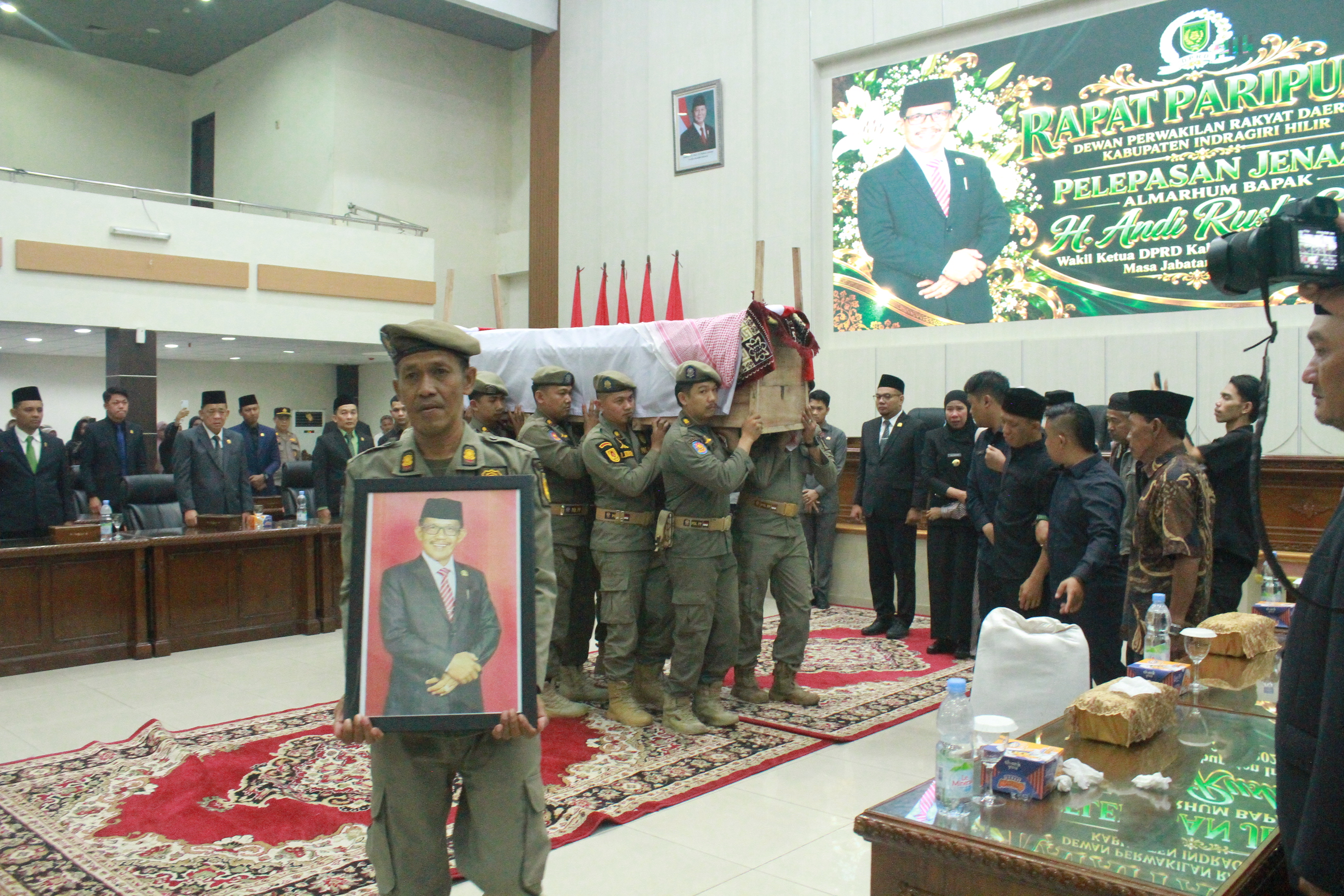 KETUA DPRD INHIL IWAN TARUNA MEMIMPIN PELEPASAN JENAZAH ALMARHUM H. ANDI RUSLI